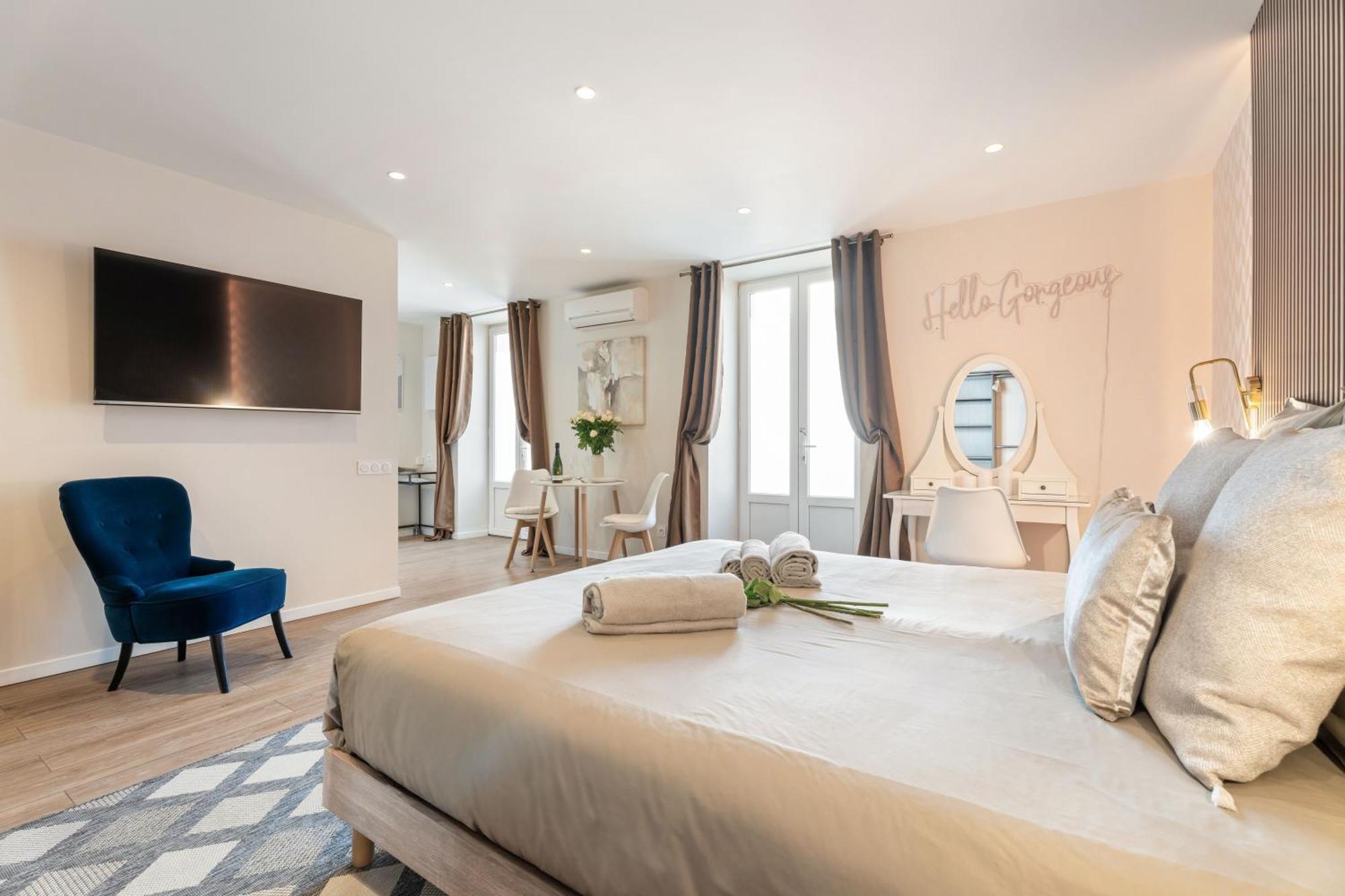 Renting - Massena - Luxe - Jacuzzi - Terrace - King Bed - Ac