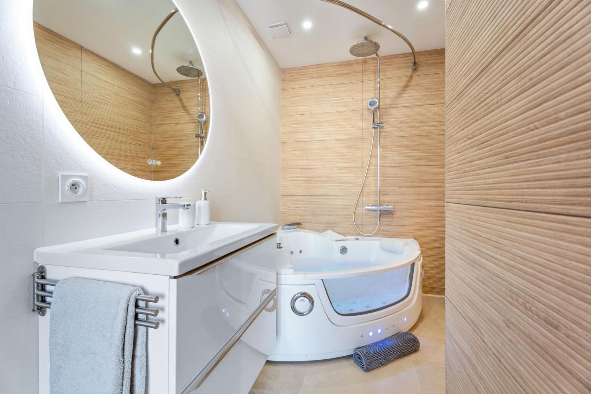 Appartement Renting - Massena - Luxe - Jacuzzi - Terrace - King Bed - Ac