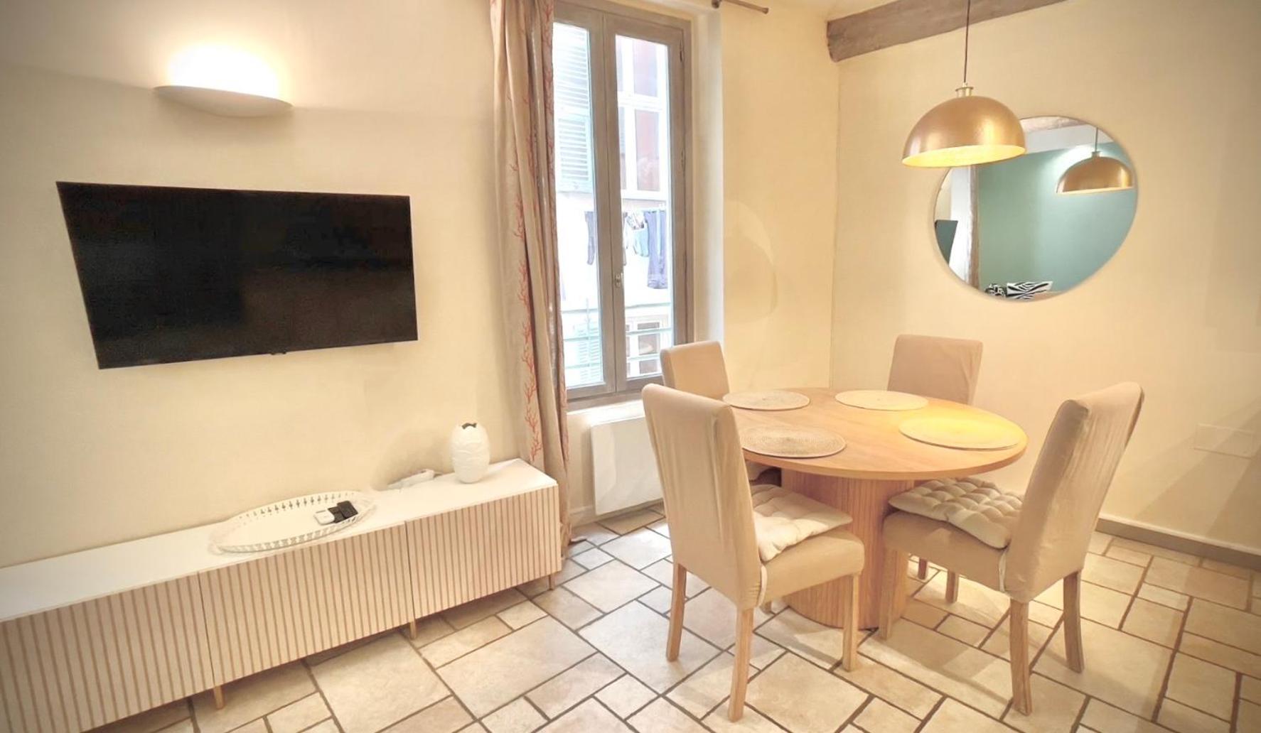 Proche Du Cours Saleya Et De La Plage, Dans Le Vieux Nice, Spacieux Et Climatise * Nice