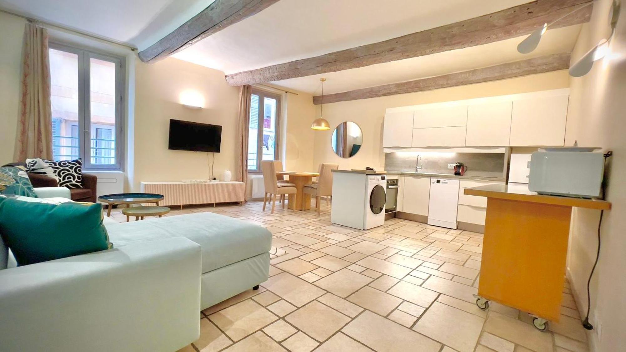 Proche Du Cours Saleya Et De La Plage, Dans Le Vieux Nice, Spacieux Et Climatise Apartment *