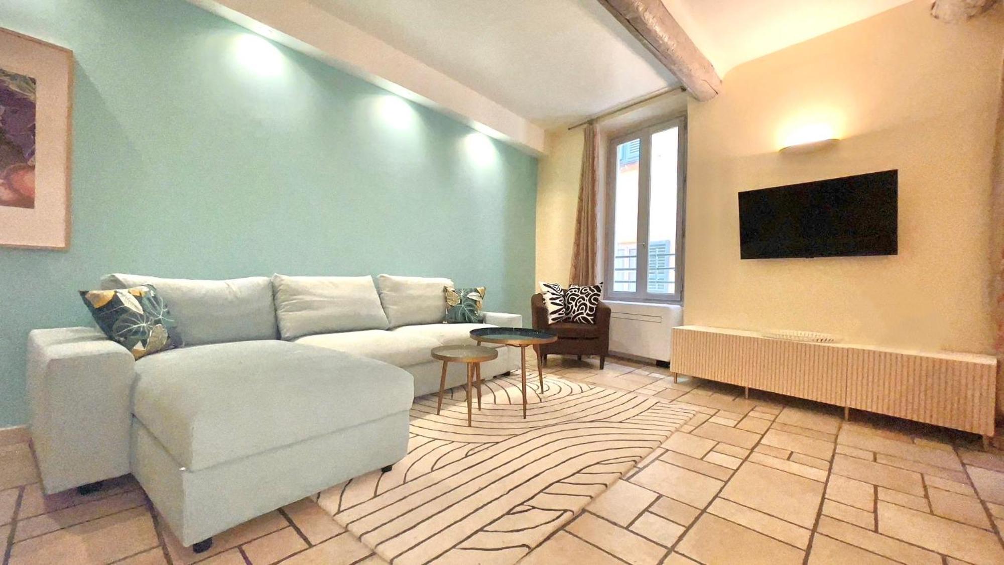 Proche Du Cours Saleya Et De La Plage, Dans Le Vieux Nice, Spacieux Et Climatise *