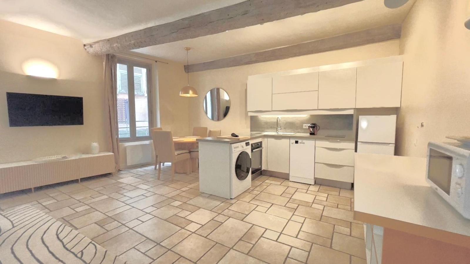 Proche Du Cours Saleya Et De La Plage, Dans Le Vieux Nice, Spacieux Et Climatise Nice