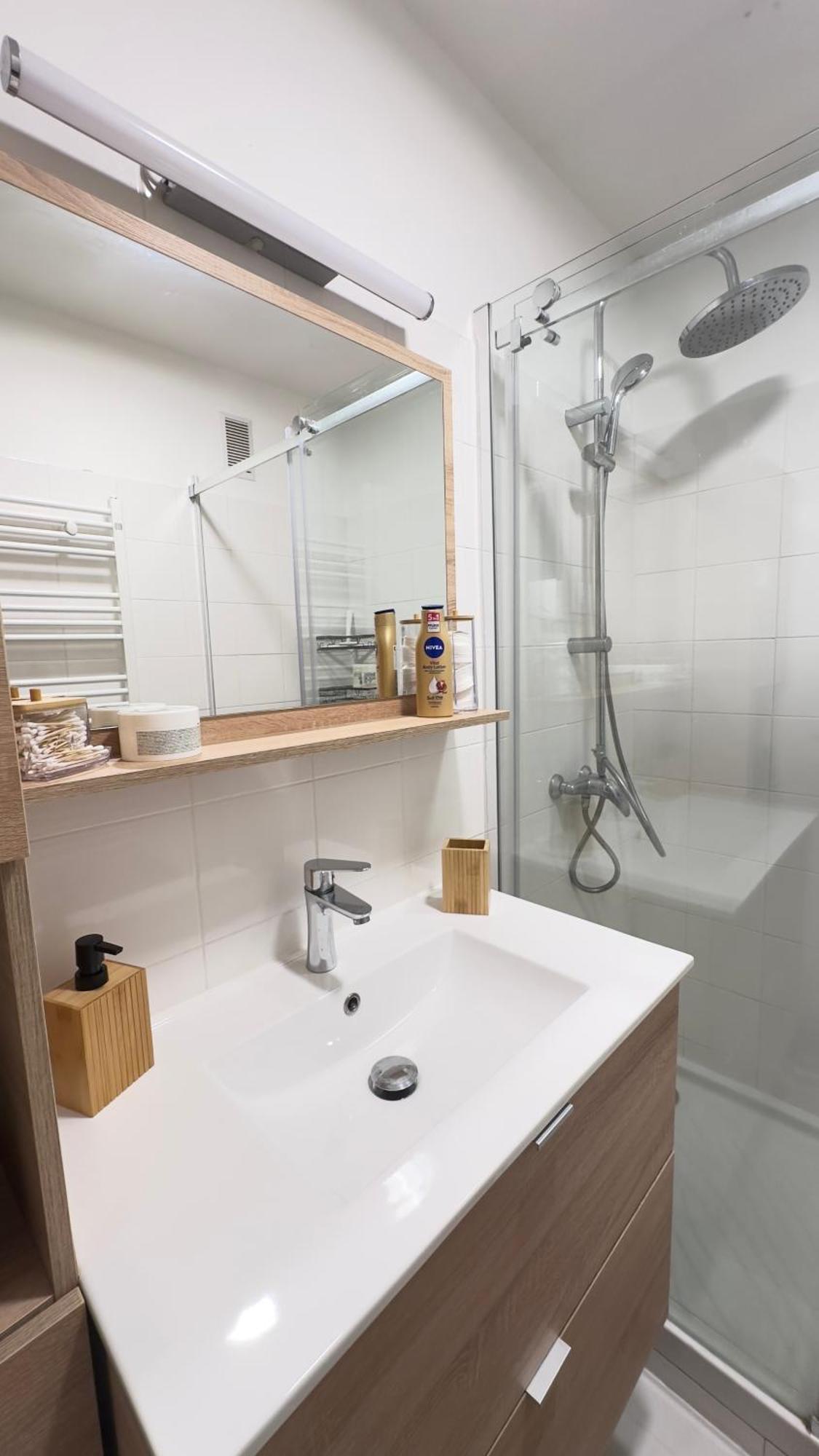 Apartment Grand 2 Pieces Avec Grande Terrasse A 15mn Centre-ville, Gare Et Promenade Des *