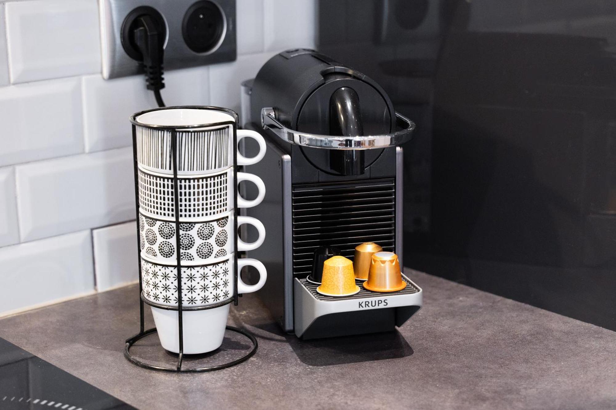 Renting - 35 Massena - Architect Flat Ultimate Charm Massena Center Apartment