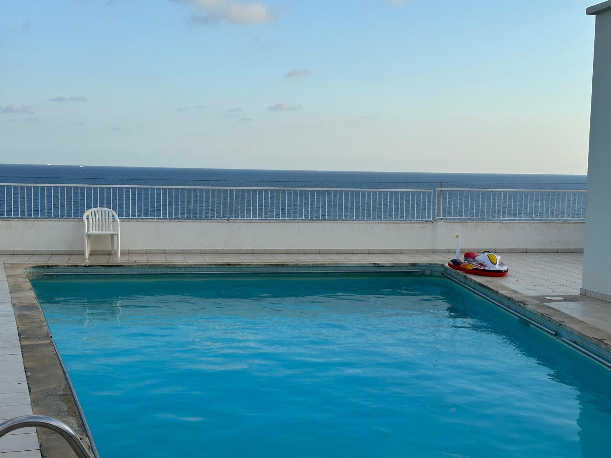 Et Ses Deux Piscines *