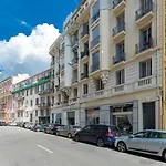 Cosy 1 Bdr Near Garibaldi Square - Top Floor & Ac