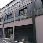 City Vibes, Indoor Parking, Breakfast & Air Conditioning