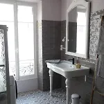 Apartment Modern, Traditional , Bright And Stylish