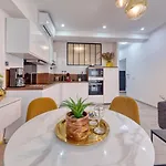 City Vibes, Indoor Parking, Breakfast & Air Conditioning