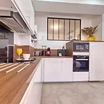 City Vibes, Indoor Parking, Breakfast & Air Conditioning