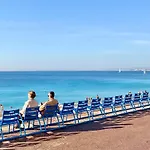 Charming Corner Abode With Castle Views