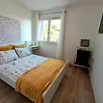 Private Room In Renovated Apartment - Tram 1 Min Walk