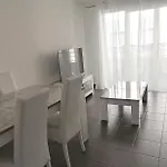 Apartment Bright 45m In A Lively Area