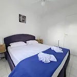 Nestor&Jeeves - Vanina - Central - Close Sea