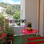 Bright 45m In A Lively Area Apartment