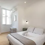 White Light, 1 Minute A Pied Du Port!