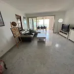 Beachfront Promenade Apartment: Sea Views And Easy Beach Access Nice