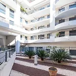 Nice 1 Bedroom downtown Carré d\'Or with garage