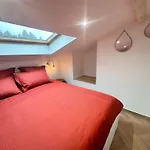 Elegant Mansarde-Place Du Pin