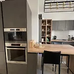Luxe Center: 3-bedroom With Parking Near