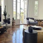 Apartment Luxe Center: 3-bedroom With Parking Near