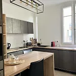 Apartment Luxe Center: 3-bedroom With Parking Near