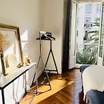 Luxe Center: 3-bedroom With Parking Near Apartment