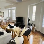 Luxe Center: 3-bedroom With Parking Near *
