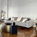 Luxe Center: 3-bedroom With Parking Near Apartment