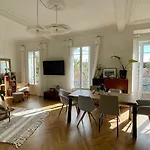 Bright, Spacious 2 Bedroom Apartment, Walk To Beach & Old Town