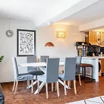 2 Bdr Panoramic View On Gardens Apartment