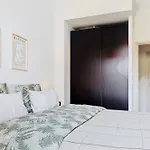 Charming 2-bedroom Retreat Near Center With Excellent Transport Links *