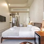Hotel Naomi