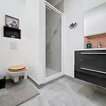 Apartment Charming 2-bedroom Retreat Near Center With Excellent Transport Links *