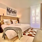 Liberation Center - Private Balcony - 24&7 Reception - Luggage Storage