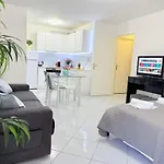Central Place Close To The Beach Ac Air , Wi Fi, Parking