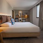 Moxy 3*