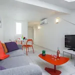 Port 3 - Spacious And Central W Ac On The Port