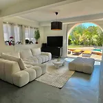 Superbe villa piscine proche ville et mer au calme