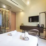 Hotel Naomi