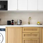 Wehost D2 - Smart & Chic Loft, 3 Mins To Beaches