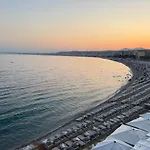 Large Studio 7 Minutes From Beach