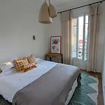 Bright, Spacious 2 Bedroom Apartment, Walk To Beach & Old Town