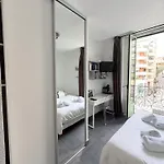 Studio central avec balcon- Plage - Tram - Aéroport