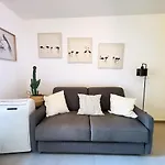 Wehost - Studio Flamingo