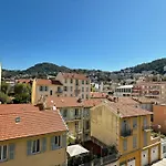 Dans Etudiante Proche Du Port De
