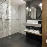 Moxy 3*