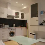 Sunny Flat In The Heart Of The Market