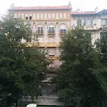 Sunny Flat In The Heart Of The Market