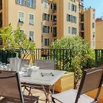 Port Area - 3 Bdrs Apt With Little Garden